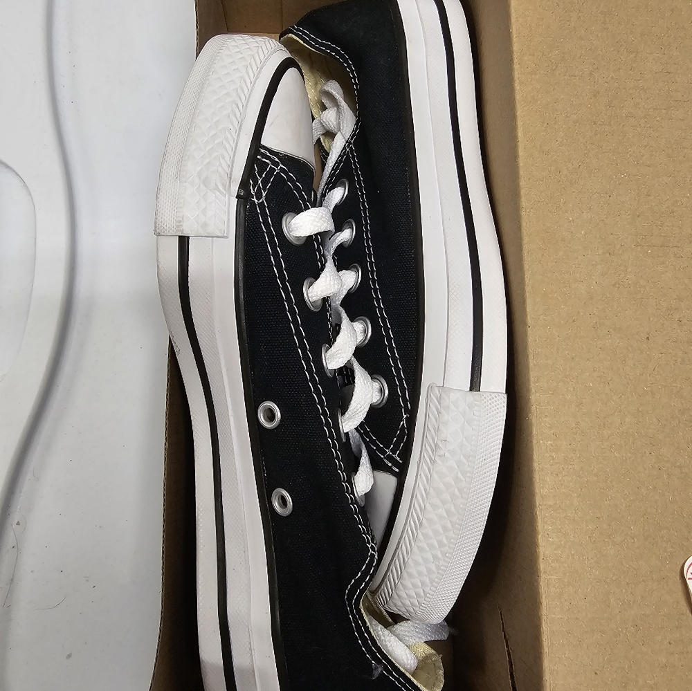 Chuck Taylor low top NWT